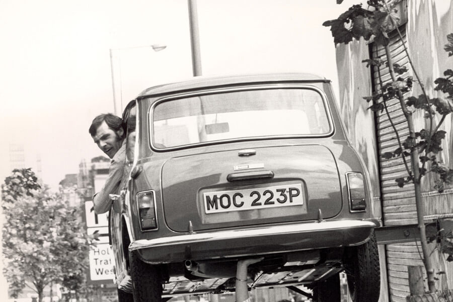 car-stuck-in-the-air-30883-28814.jpg