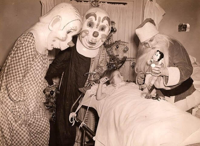 clowns-visitng-hospital-47582.jpg