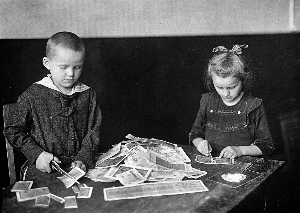 German-children-playing-with-bank-notes