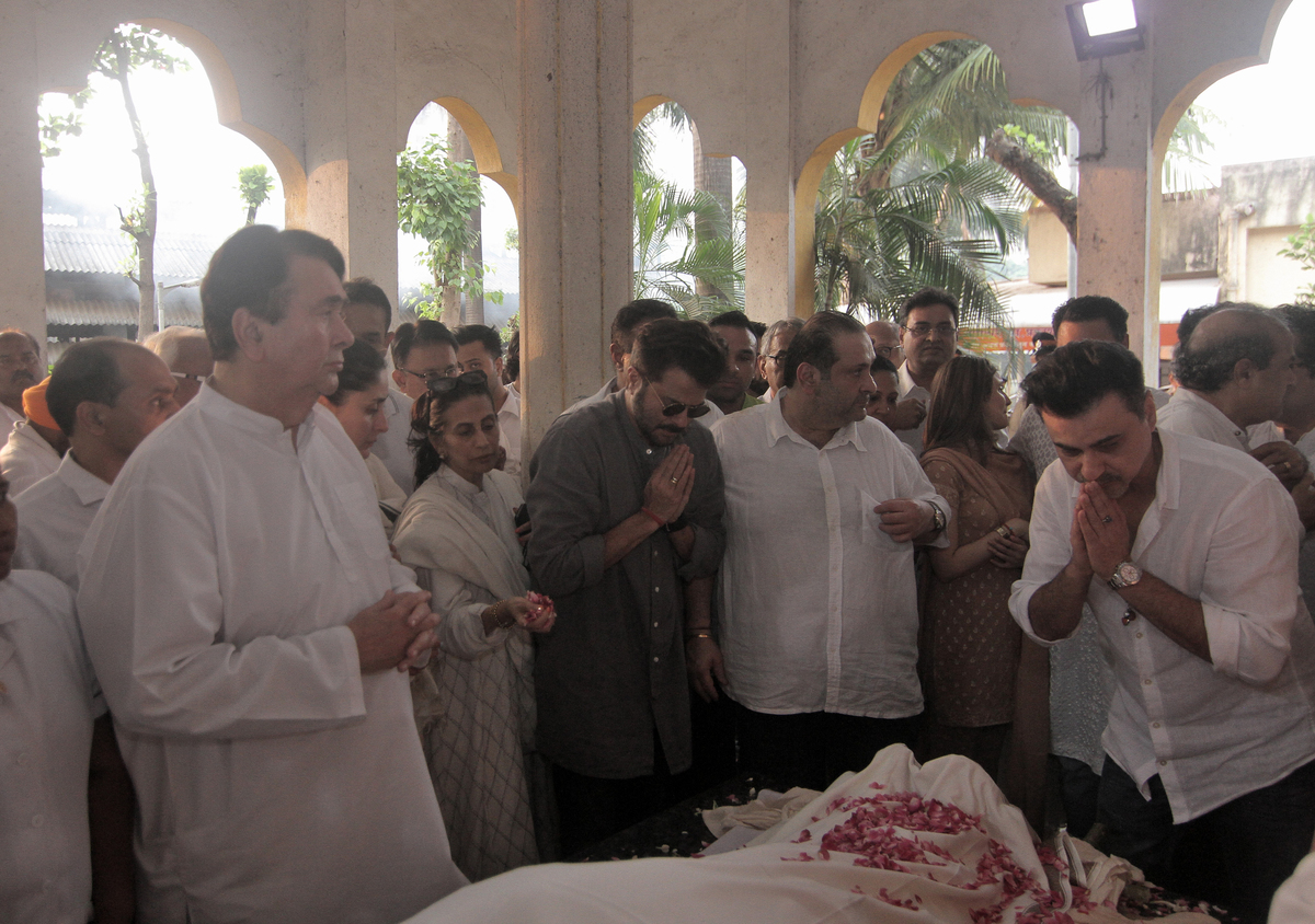 The Kapoor family and members of film fraternity paying last tributes to the late Krishna Raj Kapoor