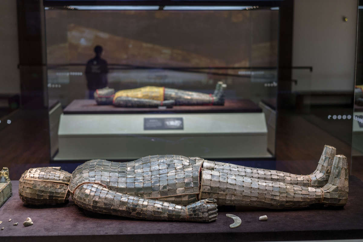 Liu Shengs Jade Burial Suit sewn with gold thread, which is 1.88 meters long and costs 2498 piece of jade slices and 1100 gram gold threads.