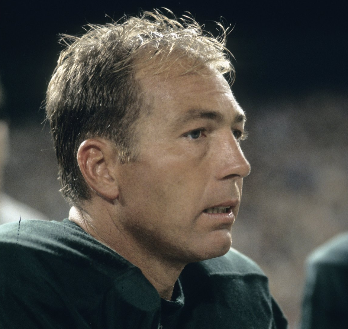 bart starr growing up had a broken relationship with his father.