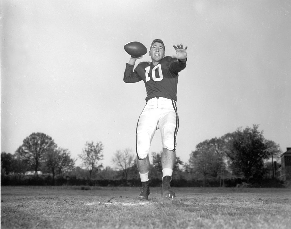bart starr went to Alabama to stay close to his girlfriend at the time