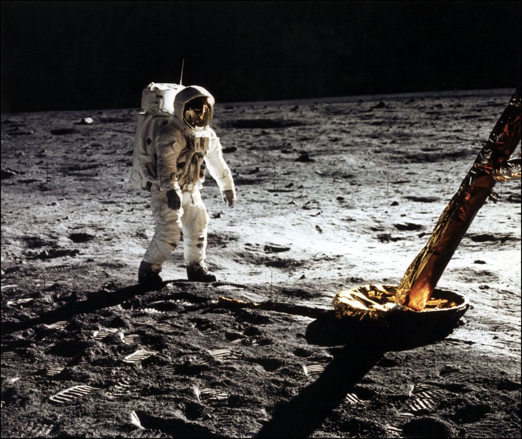 Buzz-on-Moon-476974329