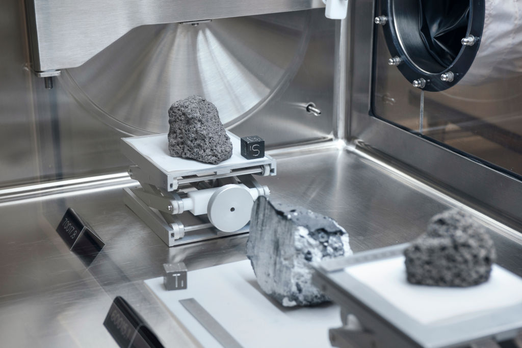GettyImages-1143378420 Samples 15556, 60015, and 70017 in the stainless steel processing cabinet that contains a nearly pure nitrogen atmosphere at the Lyndon B. Johnson Space Center in Houston, Texas