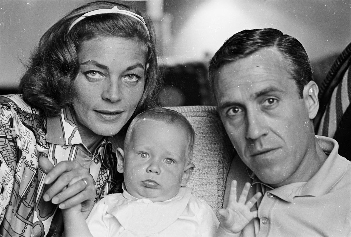 American actress Lauren Bacall with her second husband, Jason Robards and their baby son Sam, who grew up to follow his parents into show business.