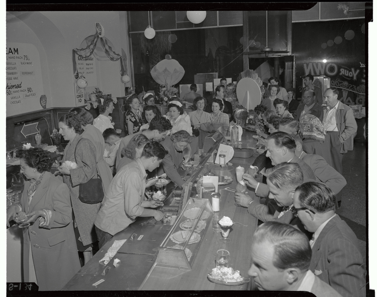 ontestants dig into the big cases of ice cream behind the counter on Thursday night at Coast's. 
