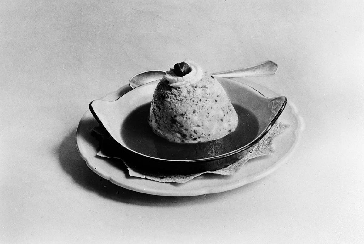 FRANCE - CIRCA 1920: Ice-cream in the bowl. 