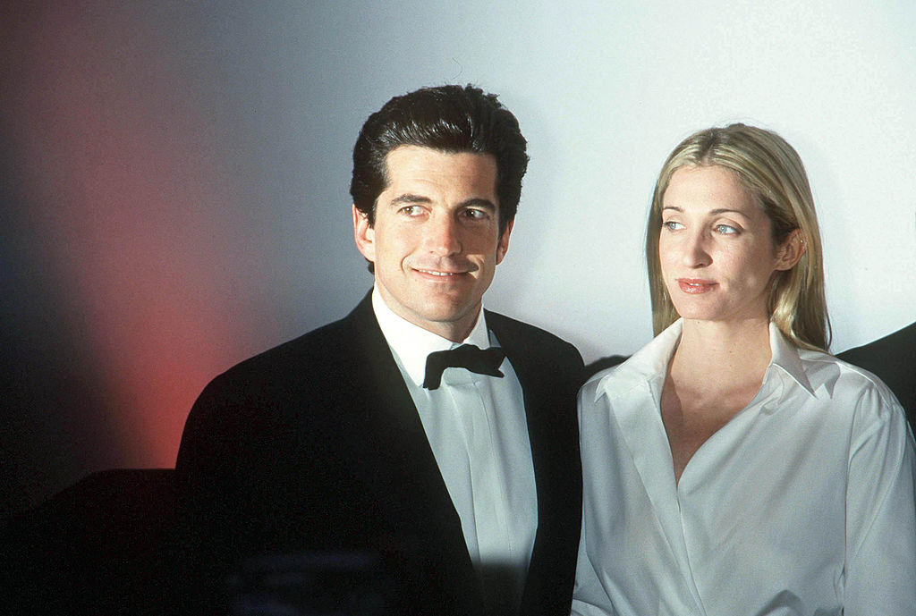 john f kennedy jr and wife carolyn dressed up for a gala