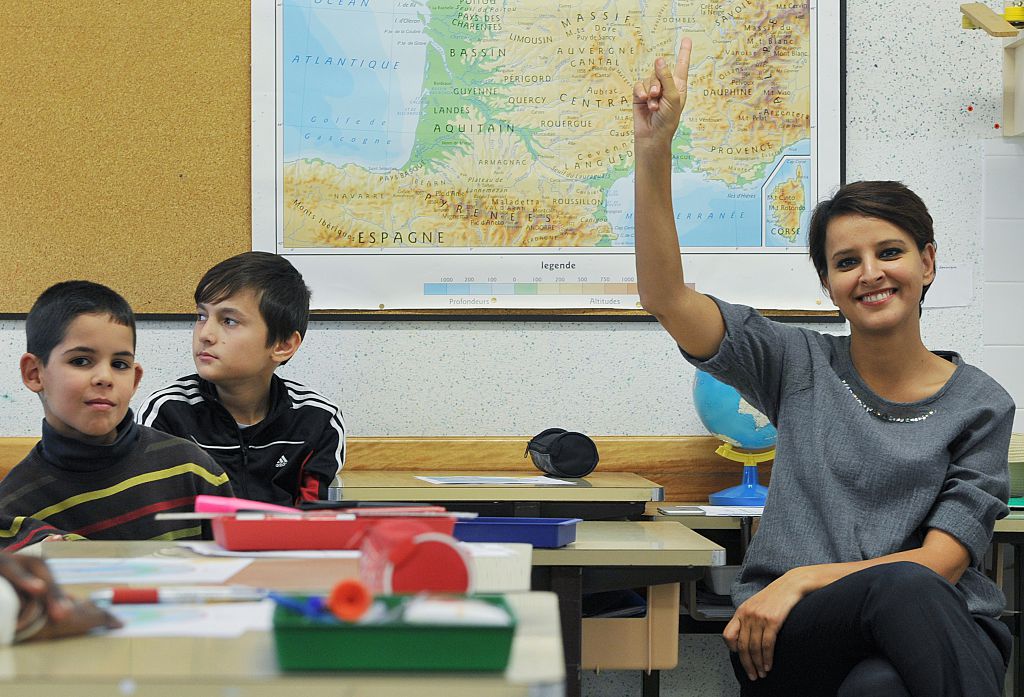 Pull-Down Classroom Maps No Longer Take Up Wall Space