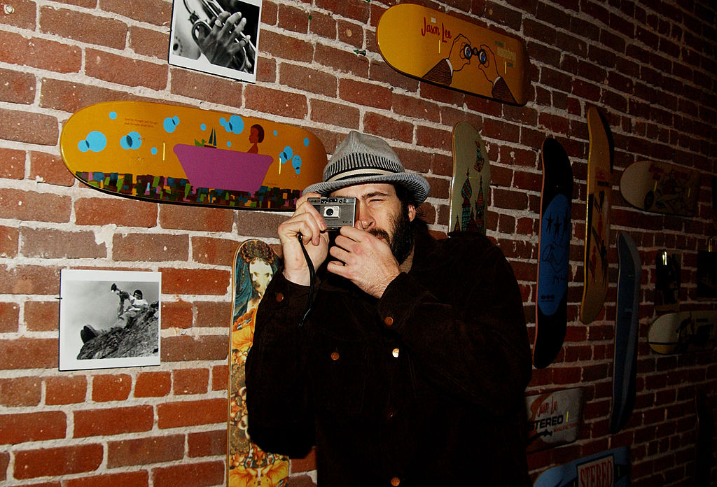 Jason Lee taking a picture