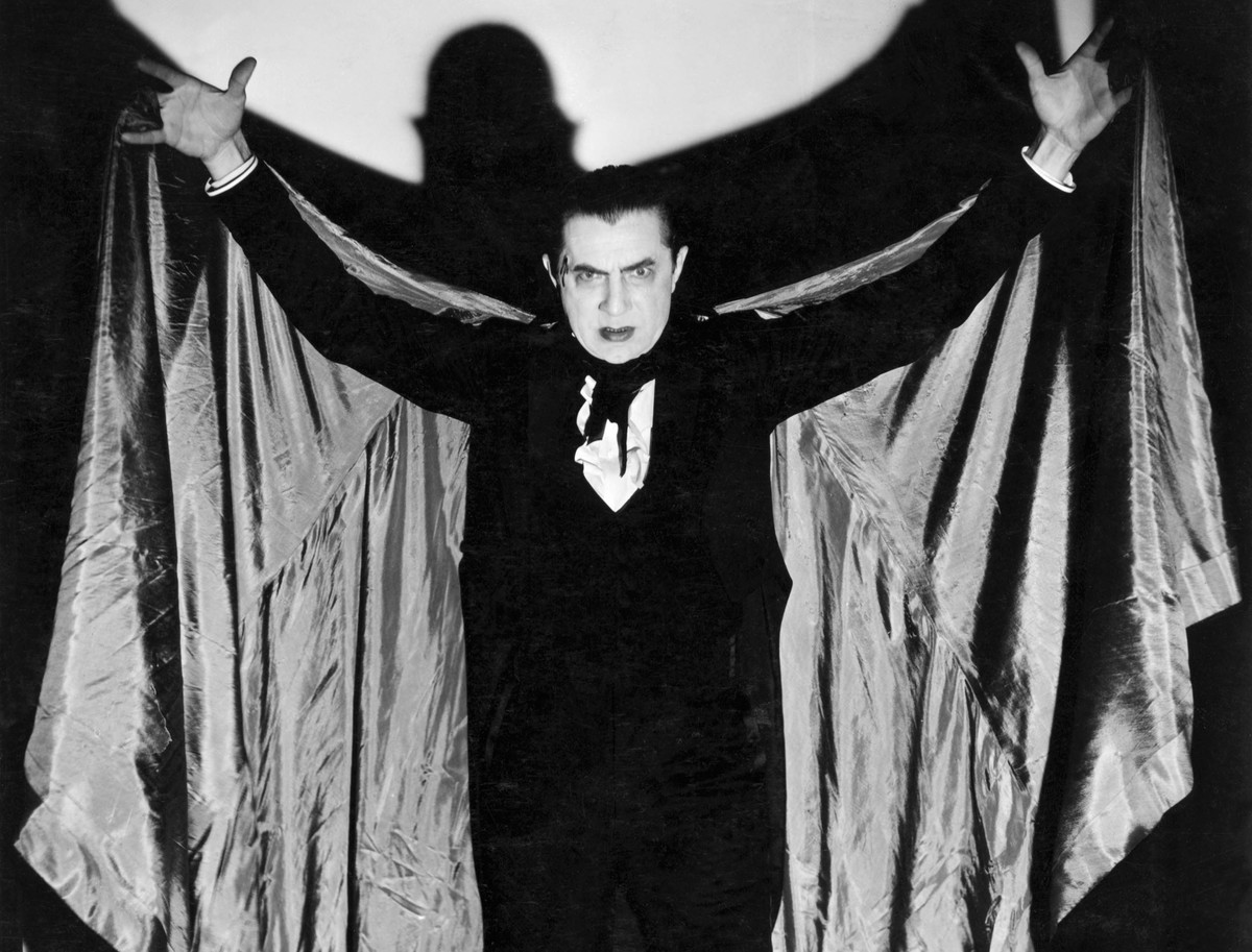 bela lugosi spreading his iconic cape