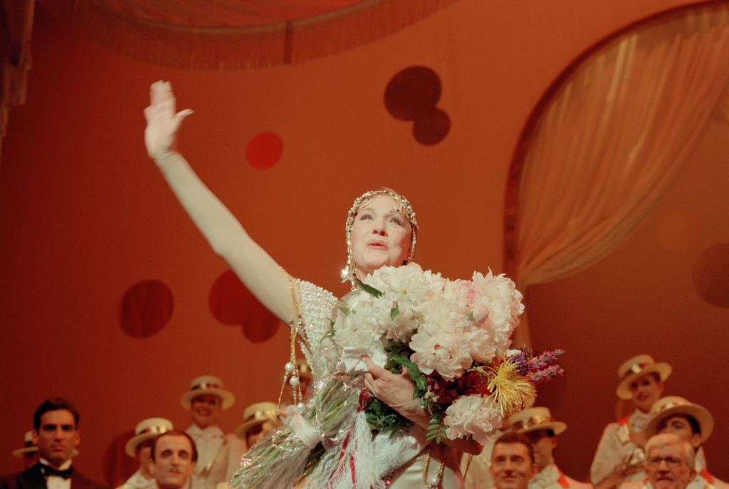 Julie Andrews waves at her final performance of Victor/Victoria.