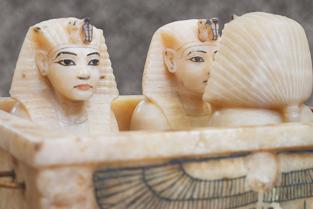 Burial jars in Tut's image
