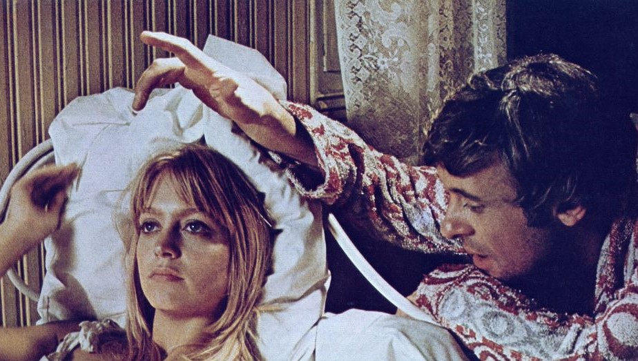 Anthony Hopkins performs a scene with Goldie Hawn.