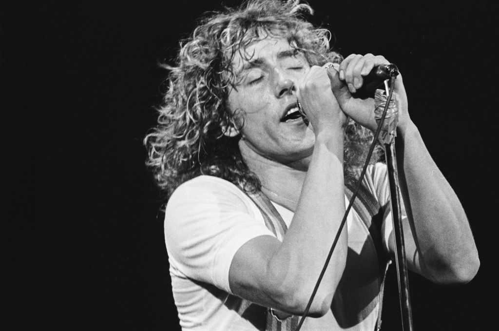 Roger Daltrey sings onstage.