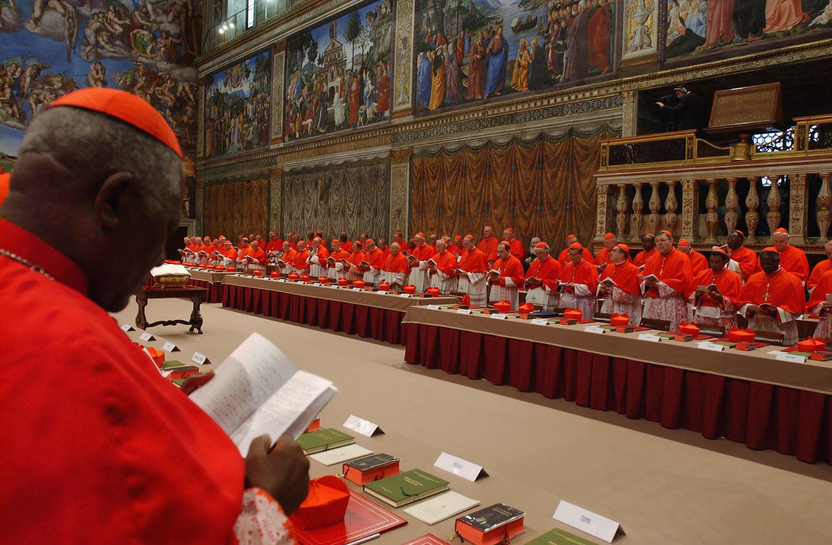 Cardinals of the Catholic Church attend the election of a new pop in 2005.