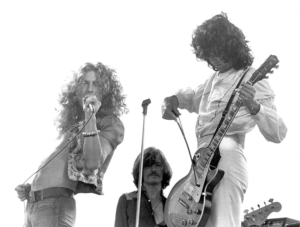 Robert Plant sings onstage.