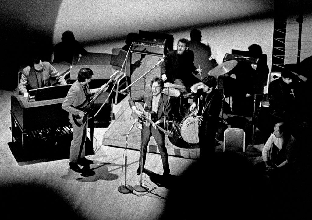 the band and bob dylan performing at carnegie hall