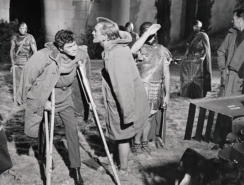 tony curtis on crutches while shooting spartacus