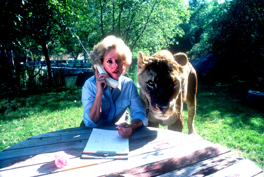 tippi-hedren-with-lion