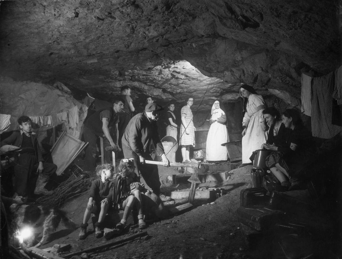 The Cavern Was Fully Stoked For 2,000 Americans