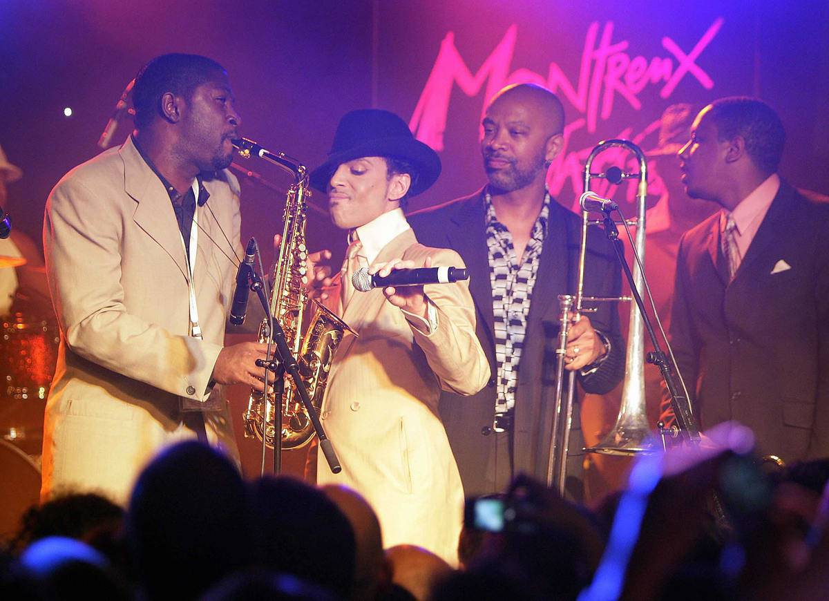 Prince performs with his fellow musicians.