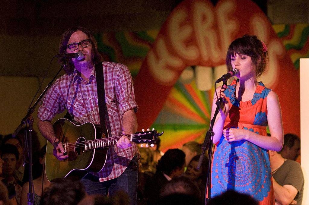 Zooey and Ben perform together onstage.