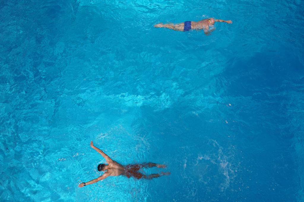 Two swimmers draw their lanes in the summer pool Pankow. The visit of the baths is subject to new rules. Tickets must now be purchased online.