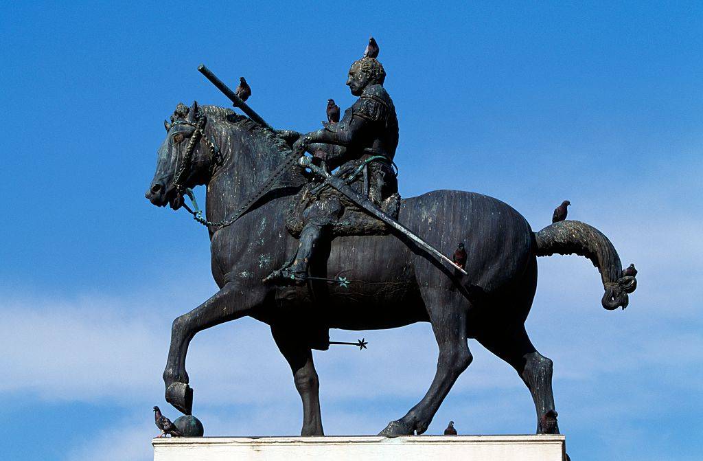 Statue of a man on a horse 