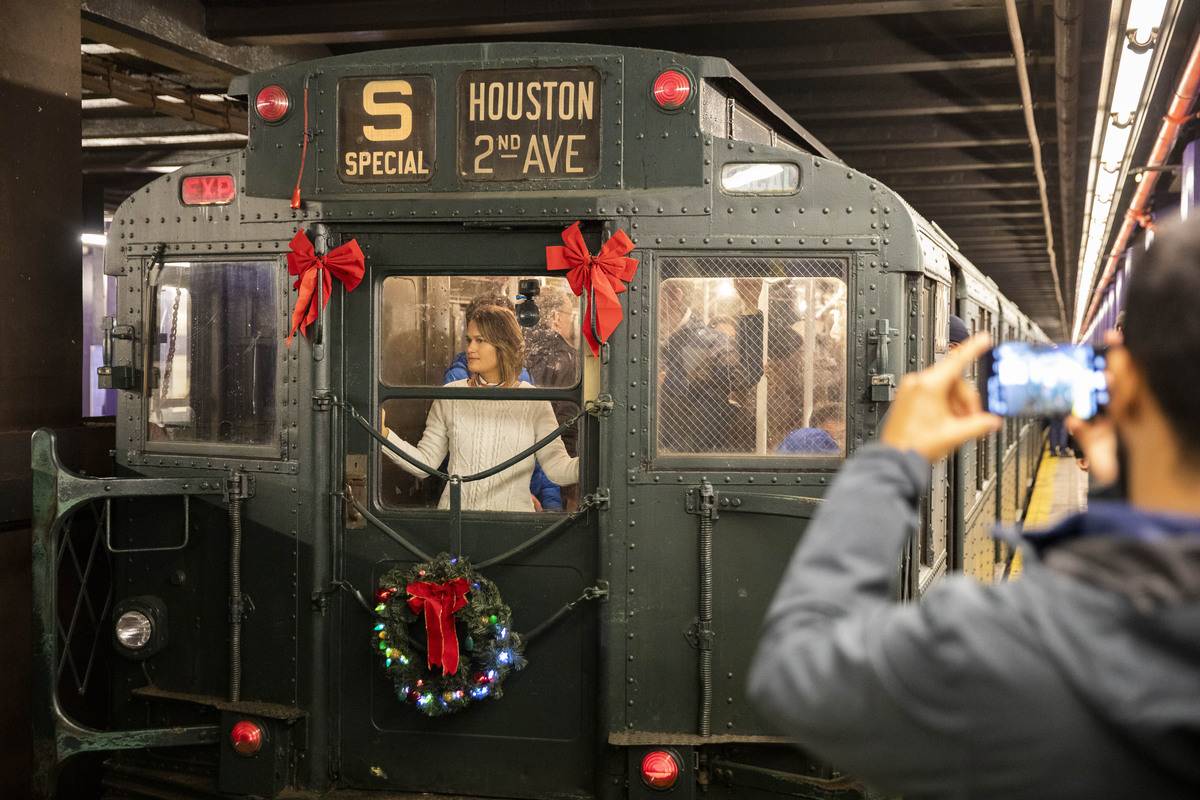 U.S.-NEW YORK-SUBWAY-HOLIDAY NOSTALGIA RIDE