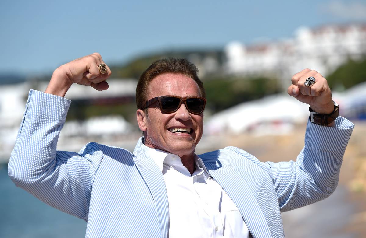 Arnold Schwarzenegger flexing his muscles