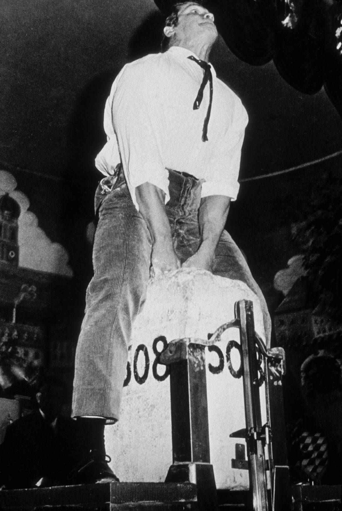 Arnold Schwarzenegger lifting in 1967