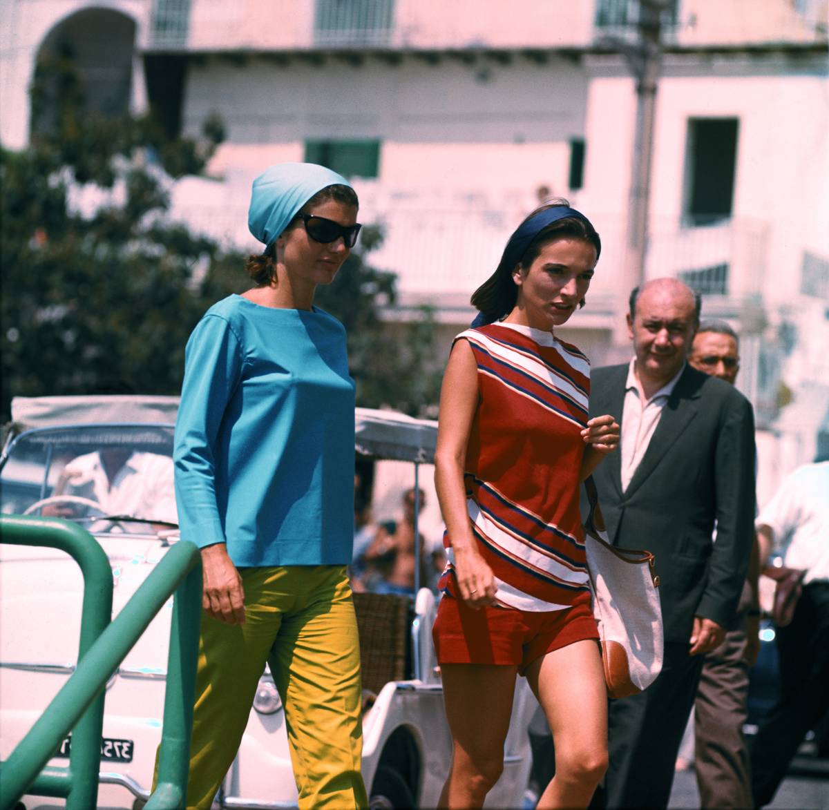 Jacqueline Kennedy with Sister Lee Radziwill on Pier