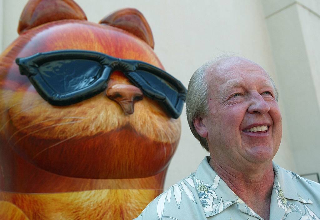 jim davis with a statue of garfield