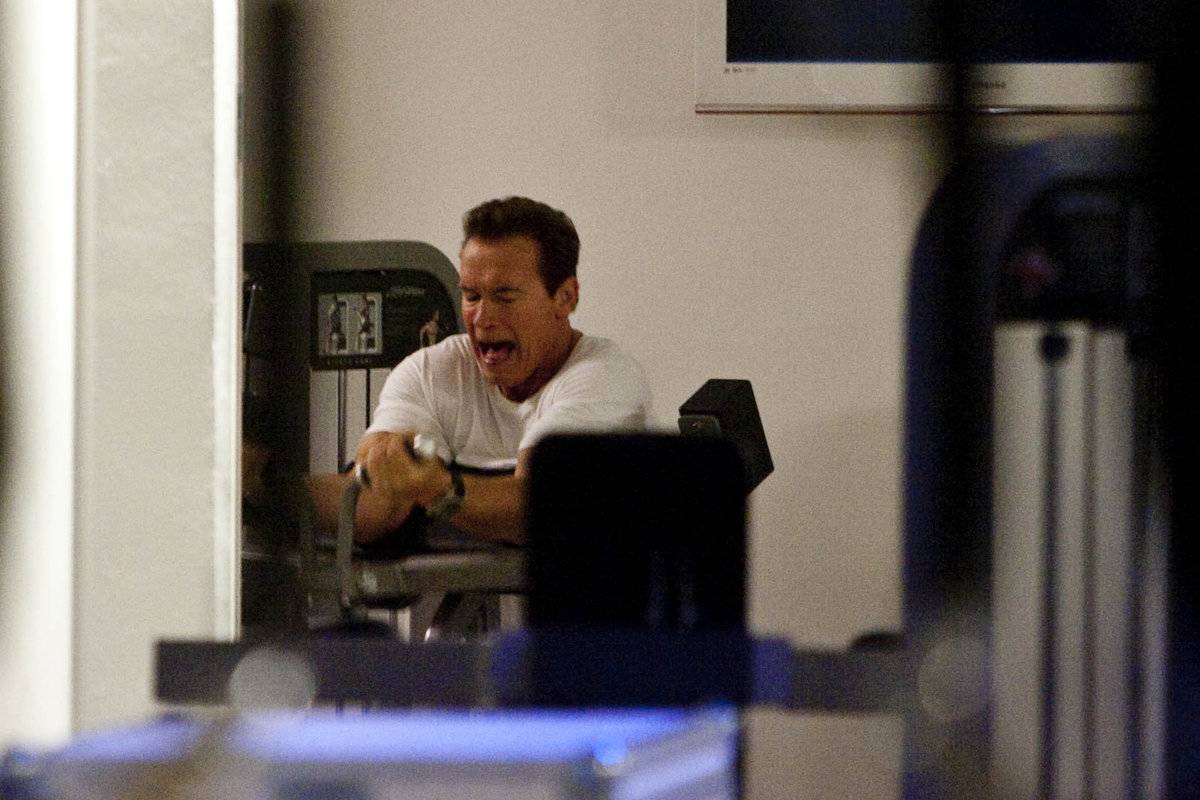 Arnold Schwarzenegger exercising