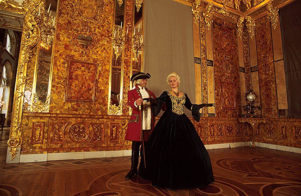 people in colonial clothes in the amber room