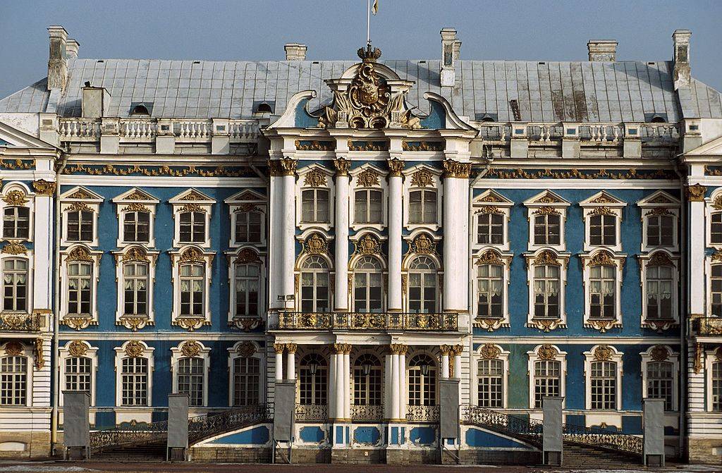 a blue, gold, and white palace where the amber room reconstruction took place