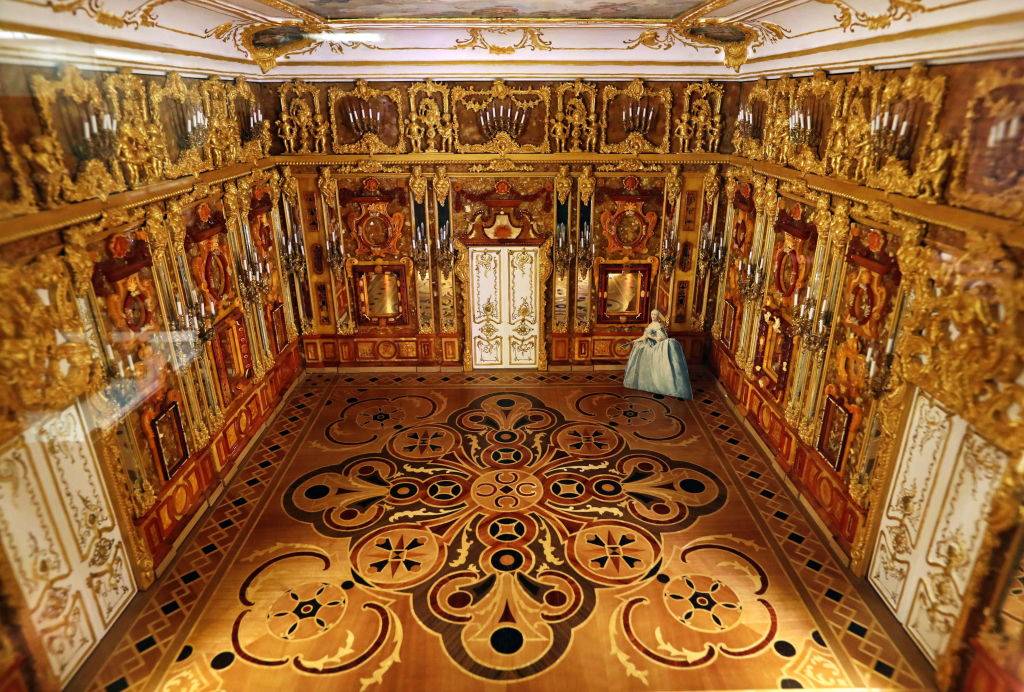 scale miniature version of the Amber Room