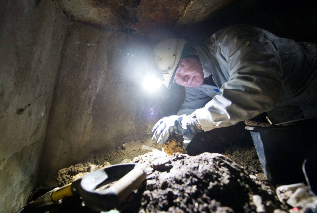 man digging in search of the amber room