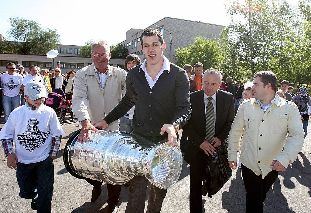 Evgeni Malkin brings the Stanley Cup trophy to his hometown of Magnitogorsk.