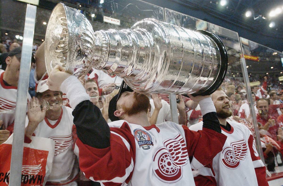 Kris Draper kisses the Stanley Cup.