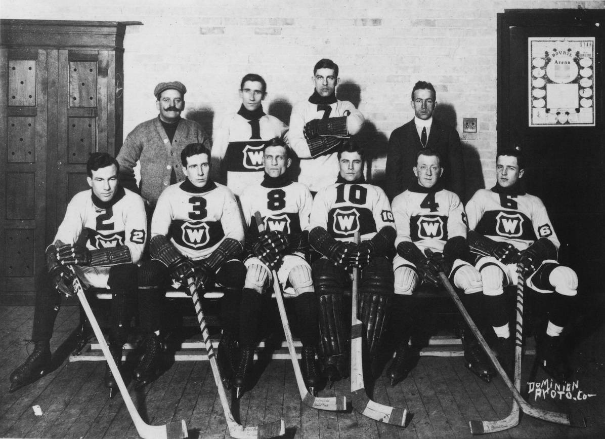 The Montreal Wanderers pose for a team photo.
