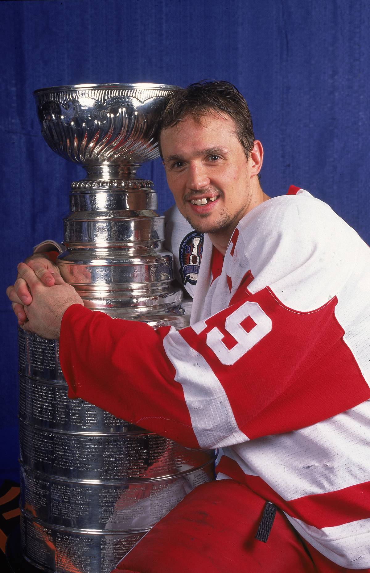 Steve Yzerman wraps his arms around the Stanley Cup.