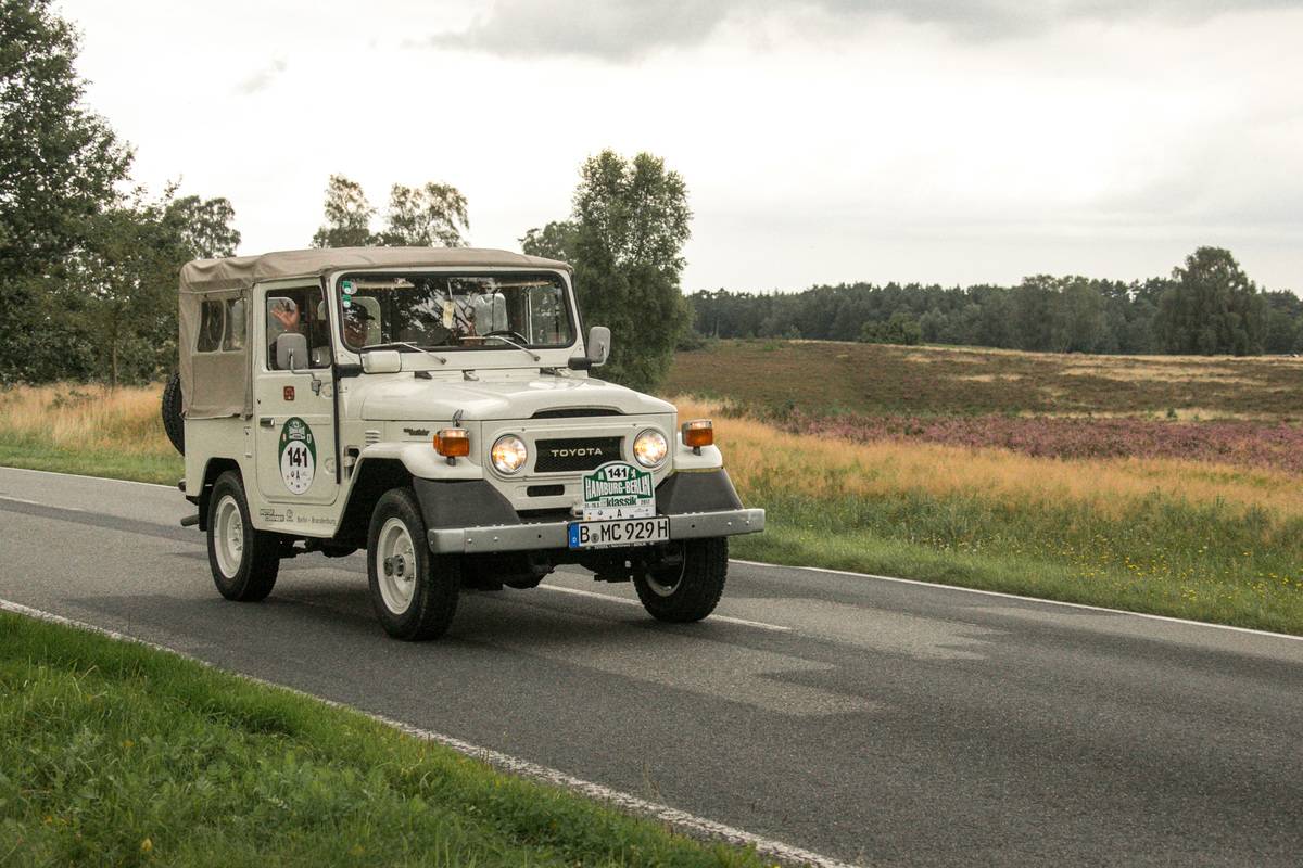 Von 10. Auto-Bild Klassik Hamburg-Berlin vom 24.-26.08.2017 Gemarkung Undeloh in der Lüneburger Heide. Im Foto: Toyota Land Cruiser Bj.1976 ccm4230 PS130