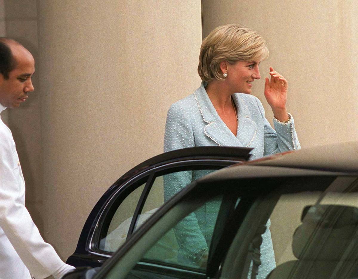 Diana wears a Chanel suit while visiting Washington, DC.