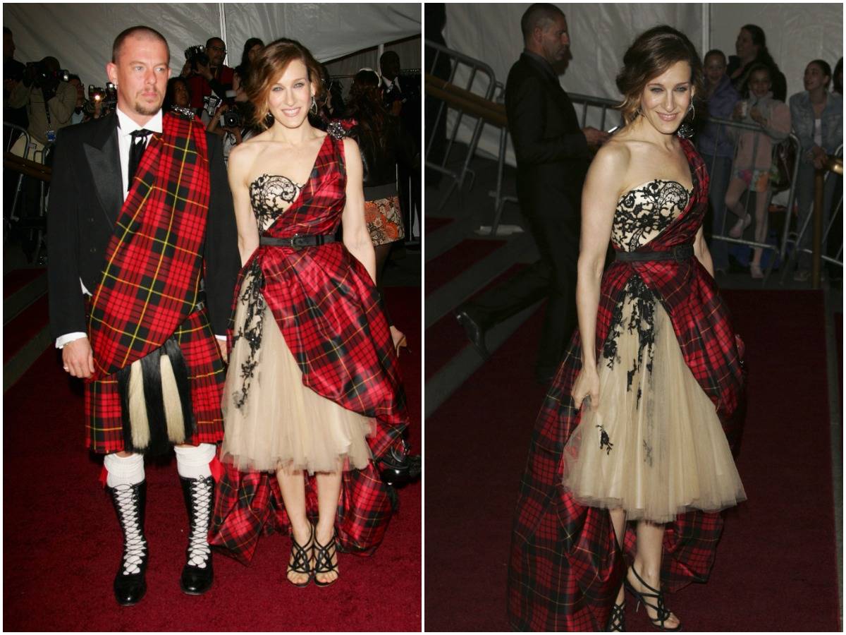 Sarah Jessica Parker attends the 2006 met gala with designer Alexander McQueen.
