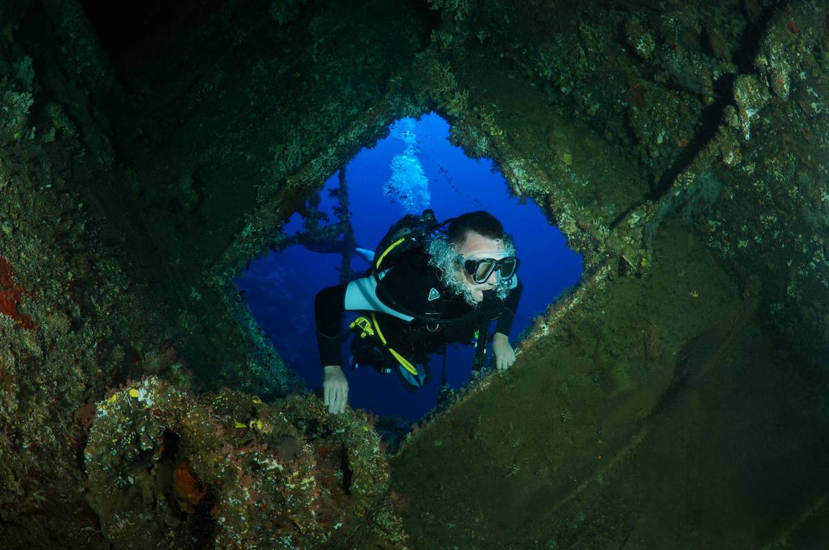 shipwreck-scuba-diver
