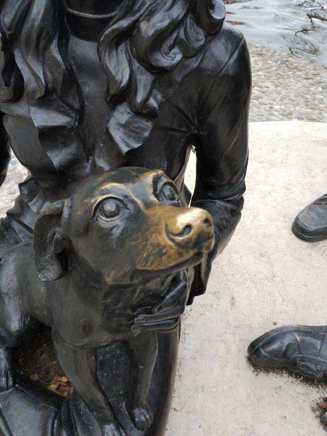 dog statue with polished nose