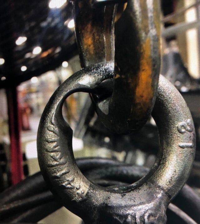 dent worn into chain link